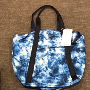 Lululemon Live Free tote NWT